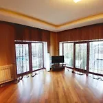 Villa сучасна з басейном на приватній території
