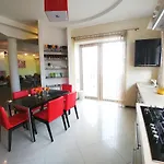 сучасна з басейном на приватній території Villa *