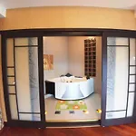 сучасна з басейном на приватній території