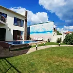 сучасна з басейном на приватній території 敖德萨