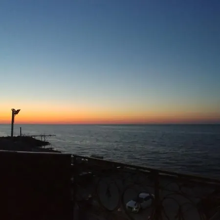 сучасна з басейном на приватній території 빌라 *