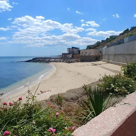 сучасна з басейном на приватній території Villa Odesa