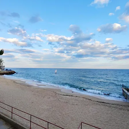 сучасна з басейном на приватній території Villa Odessza