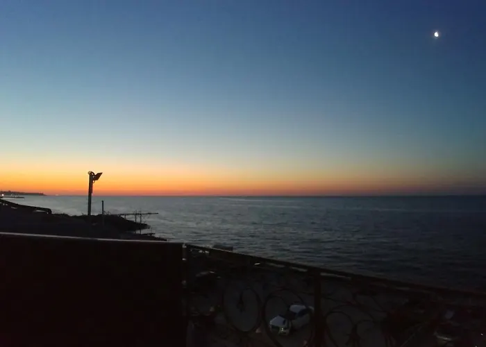 сучасна з басейном на приватній території Villa *