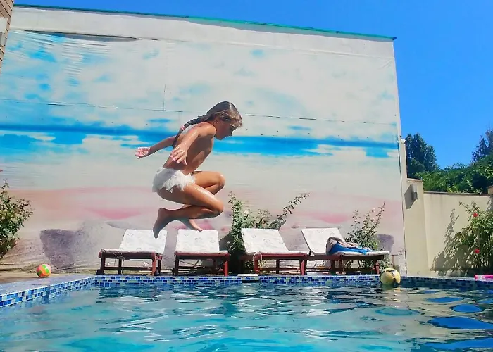 сучасна з басейном на приватній території