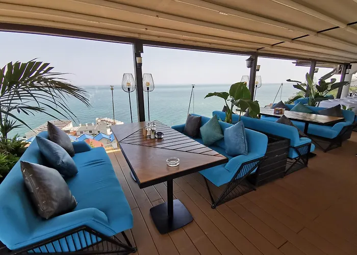 сучасна з басейном на приватній території