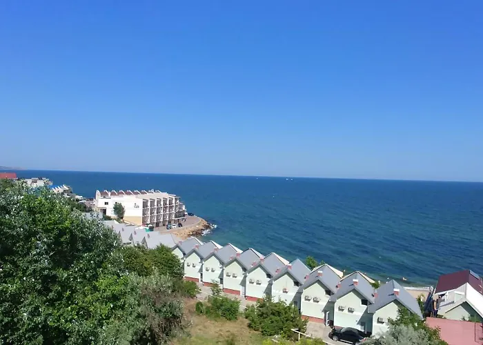 сучасна з басейном на приватній території Villa *