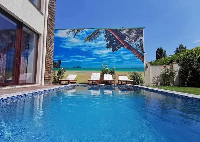 сучасна з басейном на приватній території Villa *