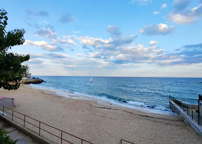 сучасна з басейном на приватній території 빌라 오데사