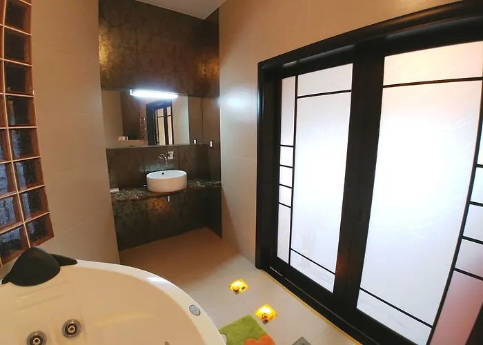 Villa сучасна з басейном на приватній території