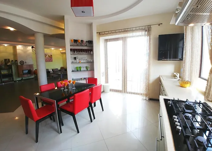 сучасна з басейном на приватній території Villa *