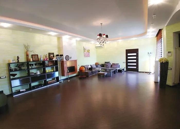 сучасна з басейном на приватній території