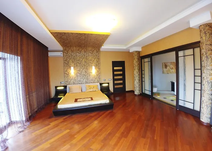 빌라 сучасна з басейном на приватній території