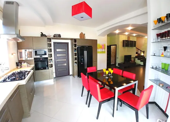 сучасна з басейном на приватній території 빌라 오데사