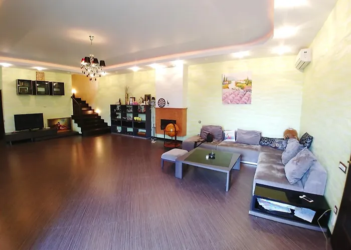 сучасна з басейном на приватній території 오데사