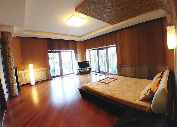 сучасна з басейном на приватній території *