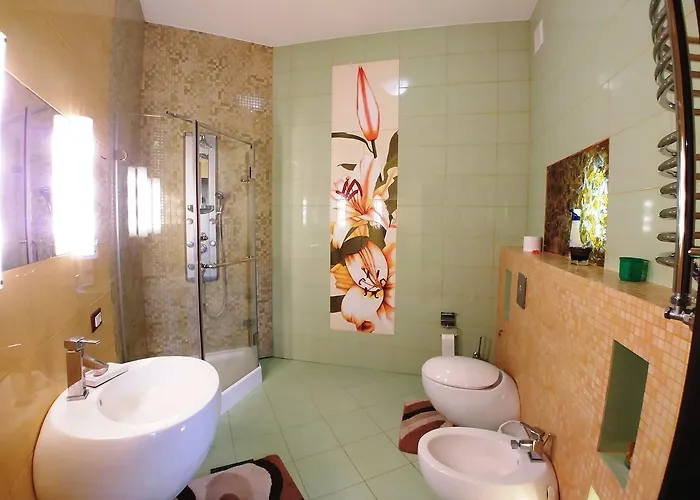 сучасна з басейном на приватній території Villa Odessza