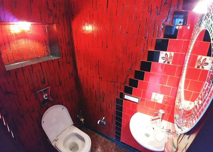 сучасна з басейном на приватній території Odessza