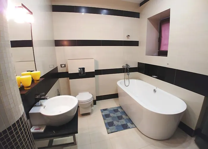 Villa сучасна з басейном на приватній території