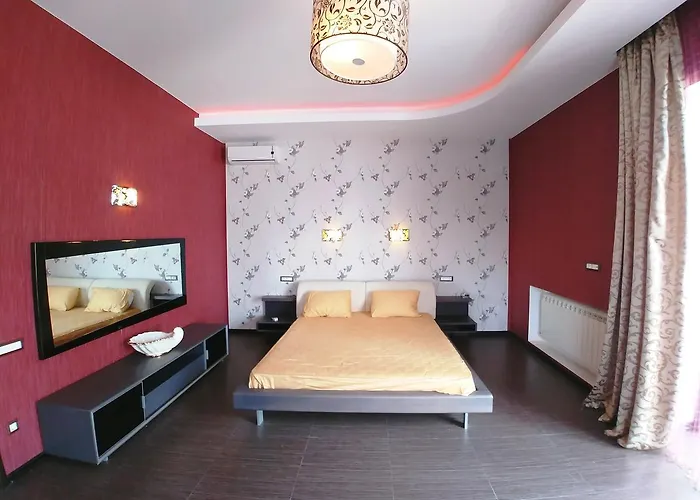 сучасна з басейном на приватній території Odessza