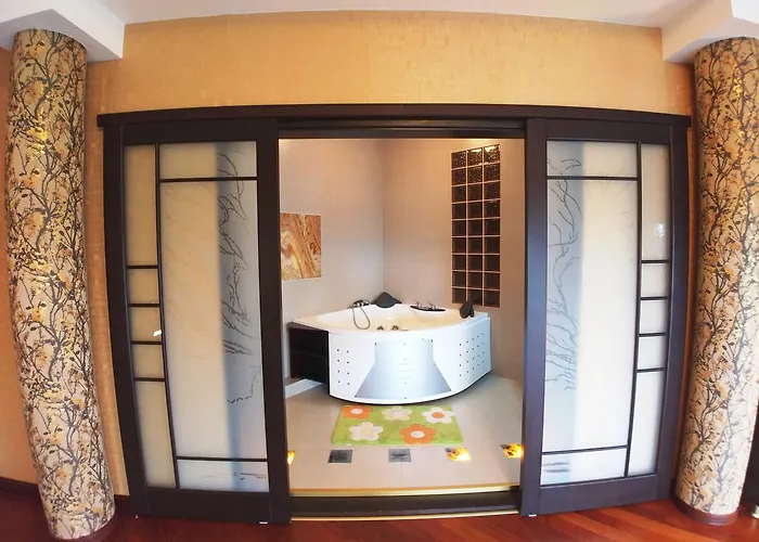 сучасна з басейном на приватній території