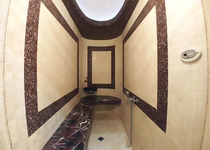 сучасна з басейном на приватній території Villa Odessza