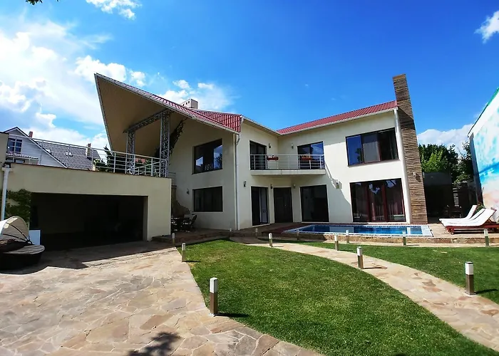 сучасна з басейном на приватній території