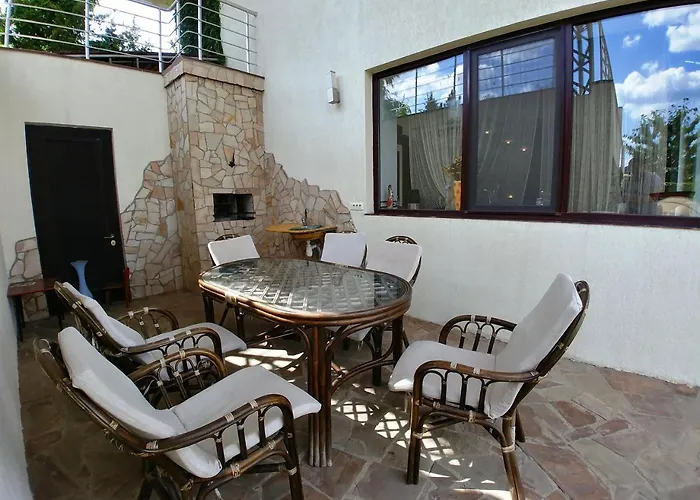 сучасна з басейном на приватній території 빌라 *