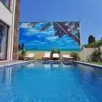 сучасна з басейном на приватній території Villa *