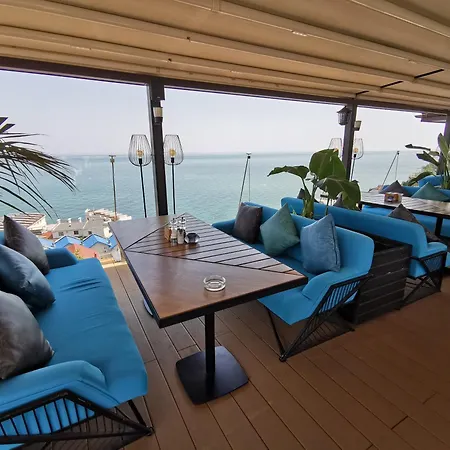 сучасна з басейном на приватній території