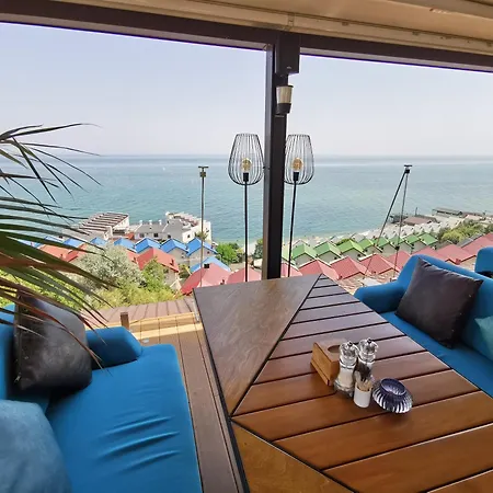 Villa сучасна з басейном на приватній території *