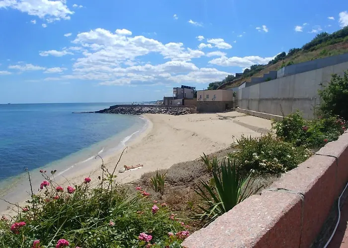 сучасна з басейном на приватній території Villa Odesa