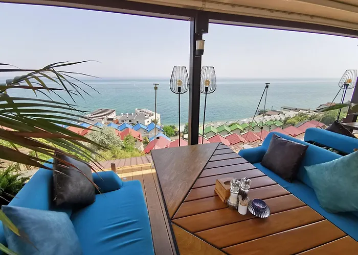 Villa сучасна з басейном на приватній території *