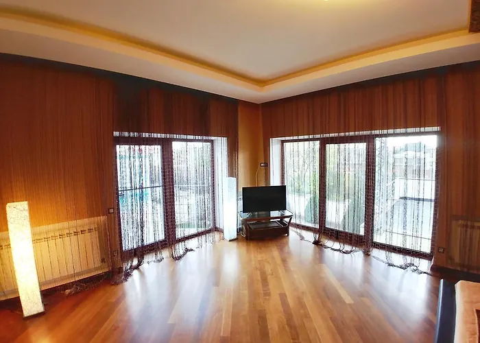 Villa сучасна з басейном на приватній території