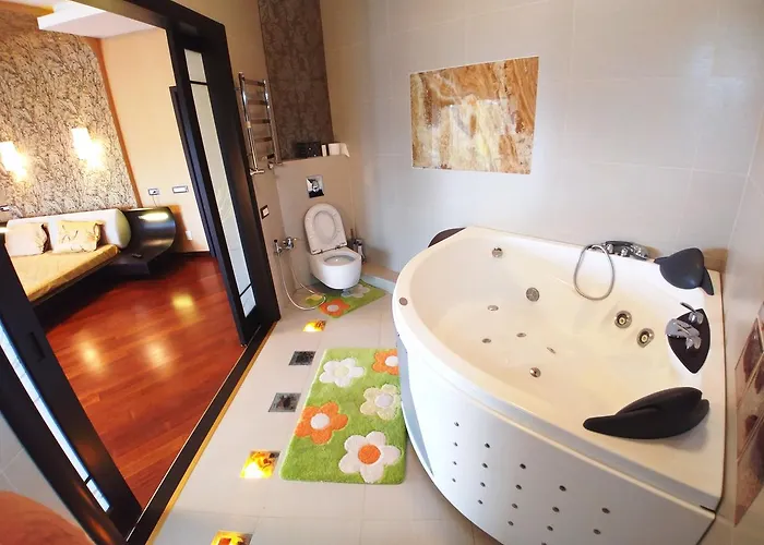 Villa сучасна з басейном на приватній території *