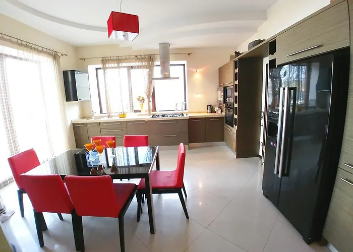 сучасна з басейном на приватній території Odesa