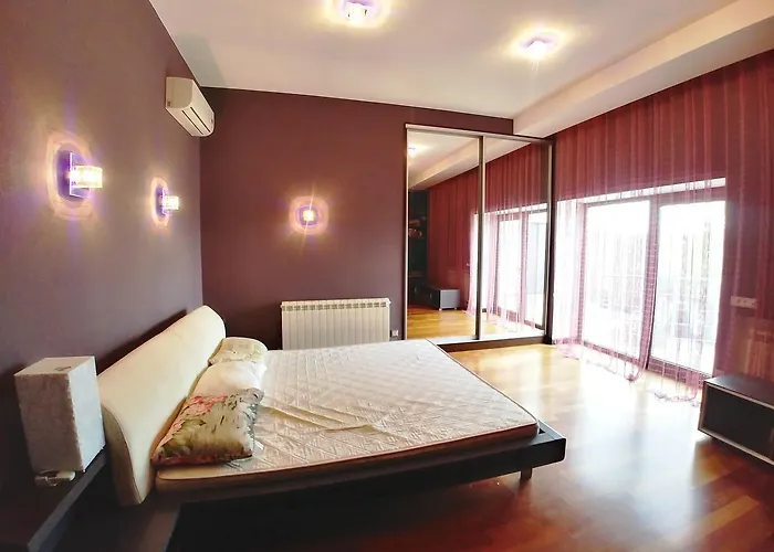 сучасна з басейном на приватній території * Odesa