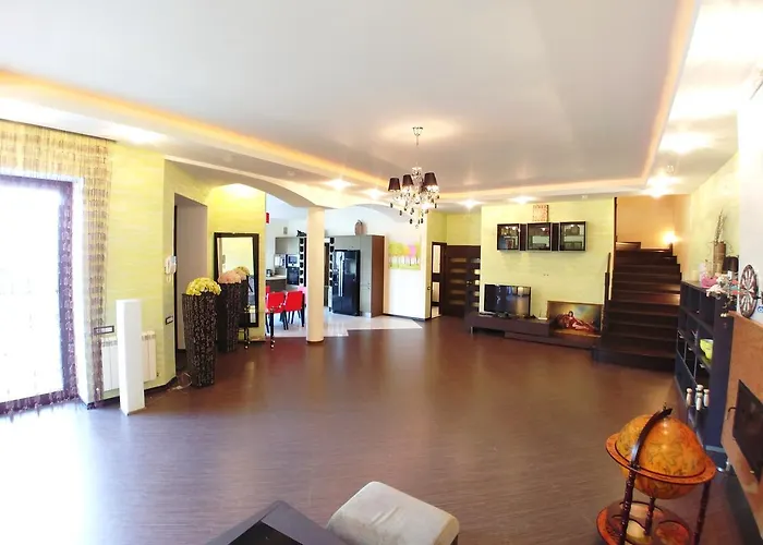 Villa сучасна з басейном на приватній території