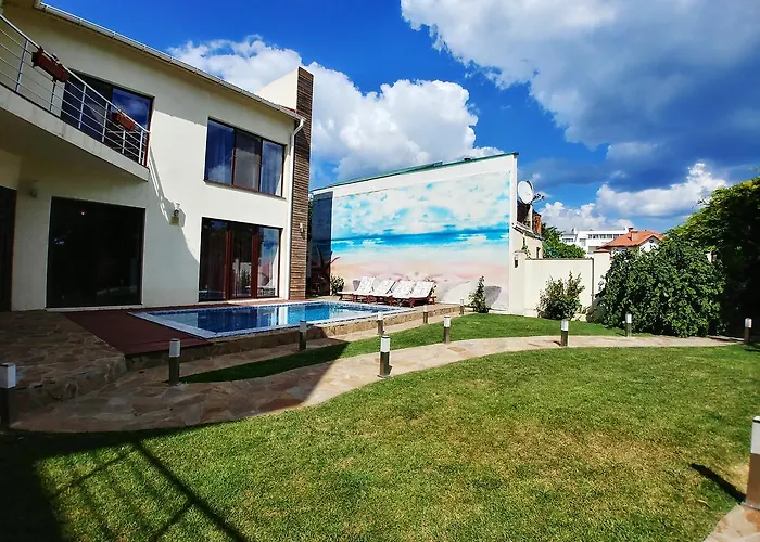 сучасна з басейном на приватній території Odesa