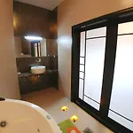 Villa сучасна з басейном на приватній території
