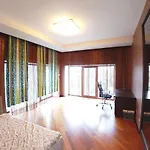сучасна з басейном на приватній території Villa *